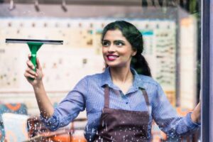 empregada-limpa-janelas-de-bar