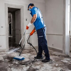 limpeza pós incêndio em moradia particular - funcionário lava e limpa o chão