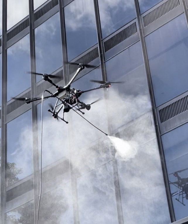 limpeza de vidros de edificio através de um drone