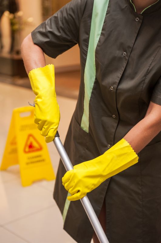 limpezas em shopping - senhora usa mopa para limpar chão de centro comercial